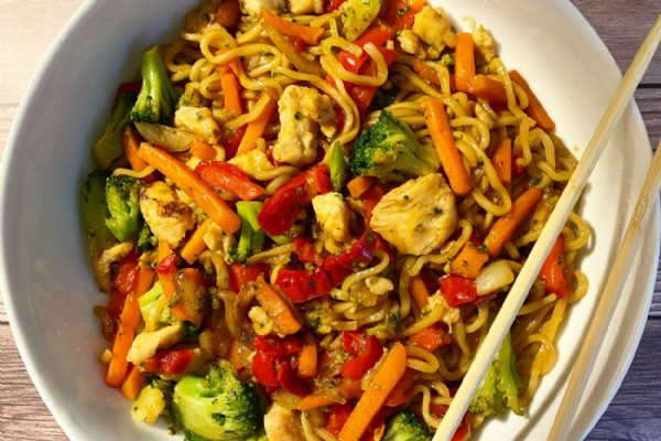 Soya Soslu Sebzeli Noodle Nasıl Yapılır? Evde Kolay Sebzeli Noodle Tarifi